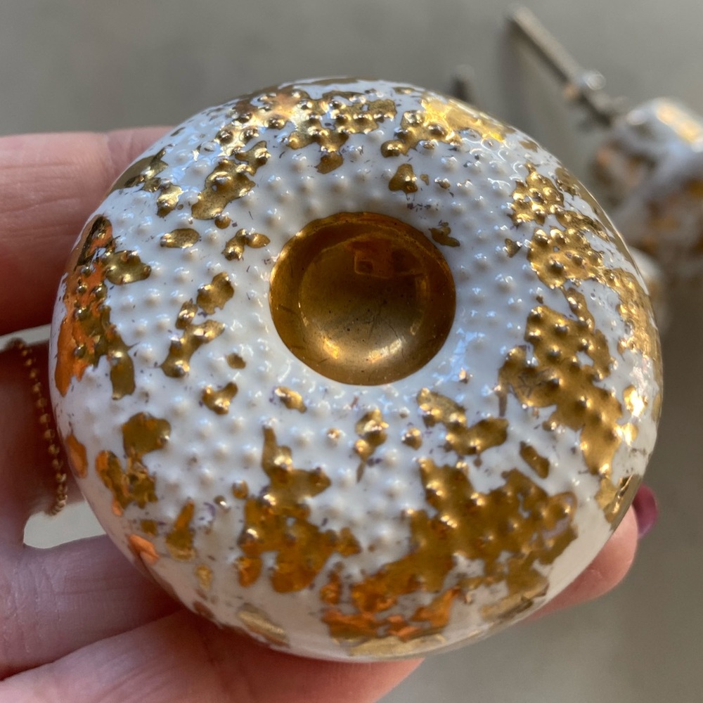 Set of 5 gold and white knobs - like new!